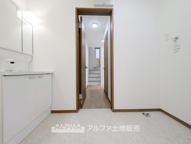 東大和市芋窪４丁目の中古一戸建の独立洗面台|【Wash Basin】
◆独立洗面台◆新たに交換される洗面化粧台。身支度から手洗いまで使いやすく、毎日の生活を支える水回り設備です。