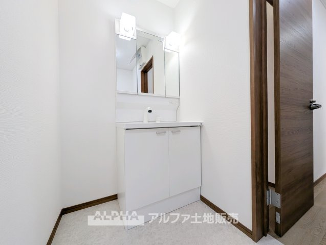 東大和市芋窪４丁目の中古一戸建の独立洗面台|【Powder Room】
◆洗面化粧台◆朝の身支度や帰宅後の手洗いなど、毎日活躍する洗面スペース。新しい設備で気持ちよくお使いいただけます。