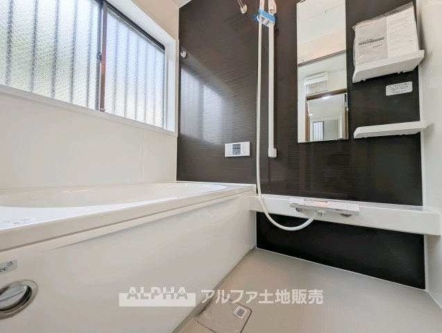 東大和市芋窪４丁目の中古一戸建の浴室|【Bathroom】
◆浴室◆ユニットバスを新たに交換。毎日の疲れを癒やすバスタイムを、清潔感のある空間でお楽しみいただけます。