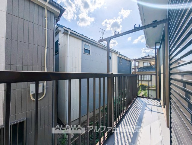 東大和市芋窪４丁目の中古一戸建のバルコニー|【Balcony】
◆バルコニー◆2階に設けられたバルコニー。洗濯物を干すスペースとして、日々の家事を支えてくれる屋外空間です。
