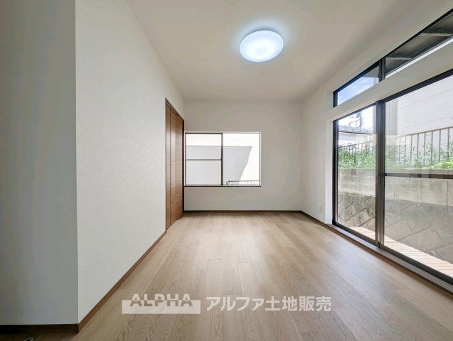 東大和市芋窪４丁目の中古一戸建の居間・リビング|【Family Living】
◆LDK◆家族との会話を楽しみながら過ごせるLDK。キッチンから室内を見渡しやすく、毎日の暮らしに馴染む空間です。