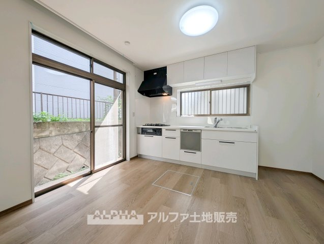 東大和市芋窪４丁目の中古一戸建の居間・リビング|【Living & Dining】
◆LDK◆ダイニングとくつろぎのスペースを分けて使いやすいLDK。家具の配置を考える楽しみも広がります。
