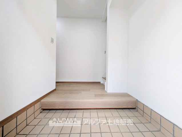 東大和市芋窪４丁目の中古一戸建の玄関|【Entrance】
◆玄関◆住まいの第一印象をつくる玄関スペース。外出時も帰宅時もスムーズに動ける、毎日の生活に欠かせない空間です。