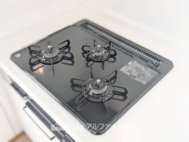 東大和市芋窪４丁目の中古一戸建のキッチン|【Gas Stove】
◆ガスコンロ◆火力を目で確認しながら調理できるガスコンロ。炒め物から煮込み料理まで、幅広いメニューづくりに活躍します。