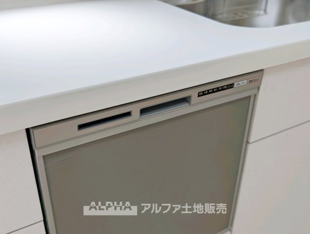 東大和市芋窪４丁目の中古一戸建のキッチン|【Dishwasher】
◆食洗機◆食後の洗い物にかかる手間を軽減できる食洗機。家事時間を短縮し、食後の時間を有効に使える便利な設備です。