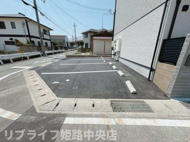 LINORE（リノア）の駐車場