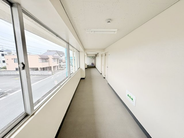 チサンマンション浜松和地山　中央区和地山一丁目のその他|マンション内の廊下です。明るくて清潔感あります。