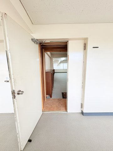 チサンマンション浜松和地山　中央区和地山一丁目の外観|玄関部分です。シンプルなエントランスエリア。親子ドアになっており、少し大きめの荷物も搬入可能です！