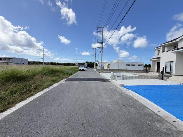 読谷村大木（全2棟）A号棟の前面道路含む現地写真|※南側公道6.1m♪