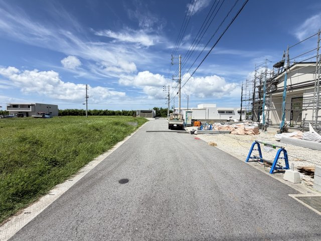 読谷村大木（全2棟）A号棟の前面道路含む現地写真|※南側公道6.1m♪
