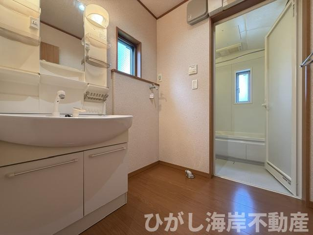 中郡大磯町国府本郷　中古戸建の独立洗面台|脱衣スペース