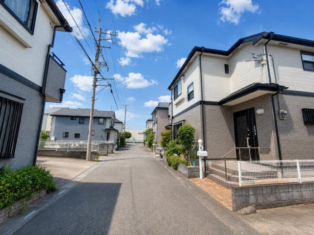 三郷市　彦成1丁目　　中古戸建の前面道路含む現地写真|前面道路含む現地写真です