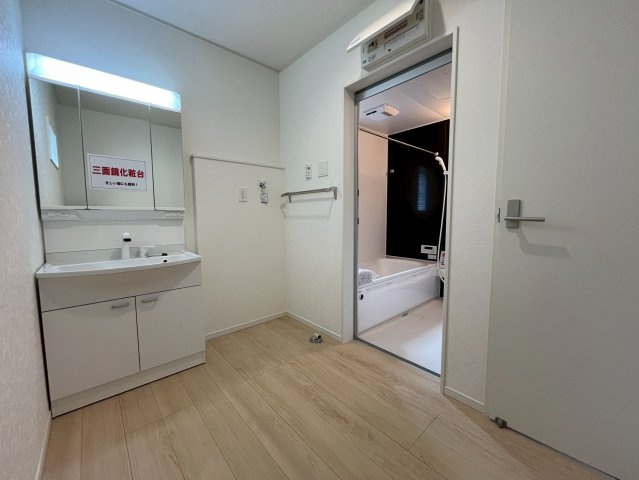【仲介手数料無料】富士見市水谷東第11―新築分譲住宅―限定１棟―の内観：施工例|（施工例）洗面所
必要なものが、すぐ手に届く。三面鏡洗面台が、朝の支度をスムーズにし、洗面空間を美しく整えます。