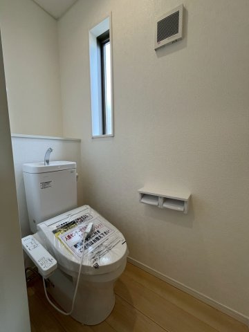 【仲介手数料無料】富士見市水谷東第11―新築分譲住宅―限定１棟―の内観：施工例|（施工例）トイレ
今では欠かすことのできない高機能シャワートイレ。トイレは2カ所あるので朝の混雑時にも安心です。