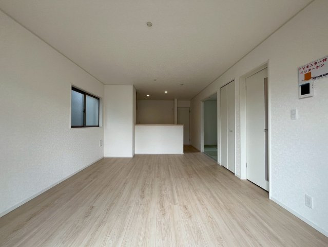 【仲介手数料無料】富士見市水谷東第11―新築分譲住宅―限定１棟―の居間・リビング|陽光が降り注ぐ洋室は、お子様の成長に合わせた子供部屋や、家族の趣味を楽しむ空間にぴったり。明るい未来を育むプライベート空間です。