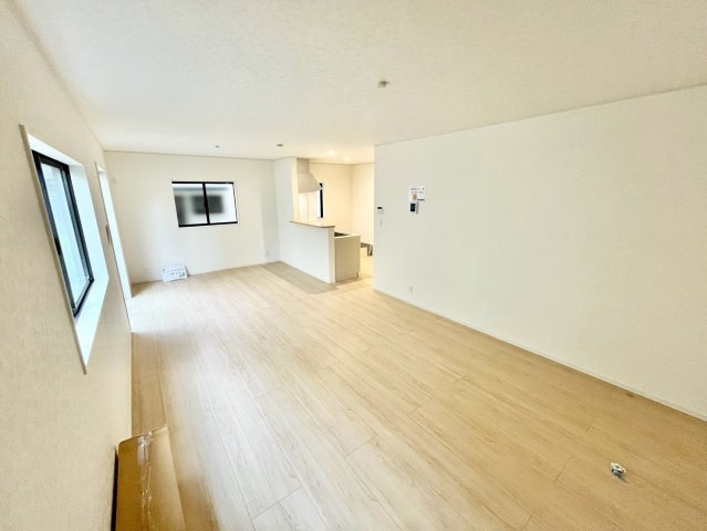 【仲介手数料無料】富士見市水谷東第11―新築分譲住宅―限定１棟―の居間・リビング|陽光が降り注ぐ洋室は、お子様の成長に合わせた子供部屋や、家族の趣味を楽しむ空間にぴったり。明るい未来を育むプライベート空間です。