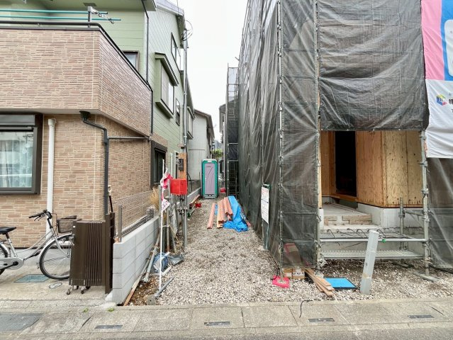 【仲介手数料無料】富士見市水谷東第11―新築分譲住宅―限定１棟―の前面道路含む現地写真|流れる空気感を特別なものとし、凛とした表情を見せる美しい外観。光に照らし出される外壁は、素材の持つ独特の存在感により豊かな表情を見せ、この一角を素敵に演出してくれます。