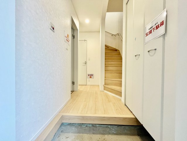 【仲介手数料無料】富士見市水谷東第11―新築分譲住宅―限定１棟―の前面道路含む現地写真|流れる空気感を特別なものとし、凛とした表情を見せる美しい外観。光に照らし出される外壁は、素材の持つ独特の存在感により豊かな表情を見せ、この一角を素敵に演出してくれます。