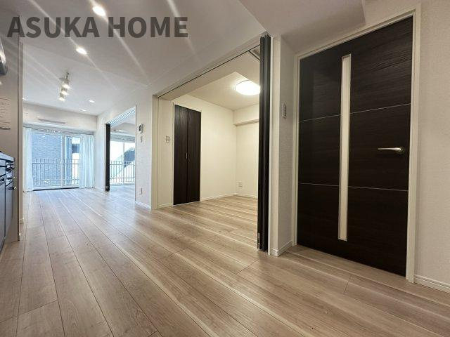マンション長者町の居間・リビング|大きく開いた窓からは、明るい陽射しが射し込み風も良く抜けるので心地良い空間になってます