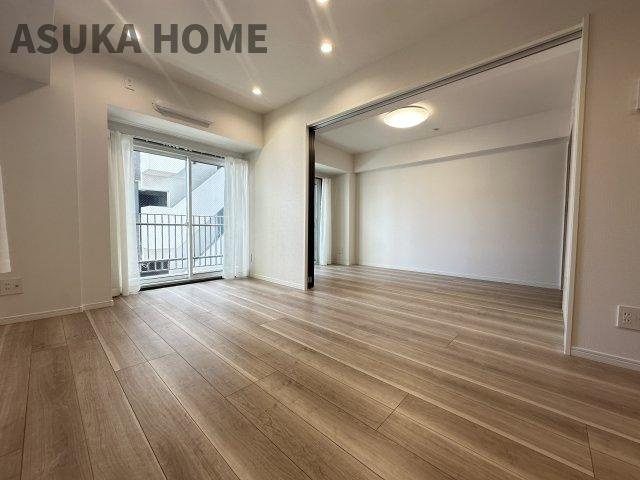 マンション長者町の居間・リビング|大きなテーブルで囲む食事の時間も楽しめそうですね。