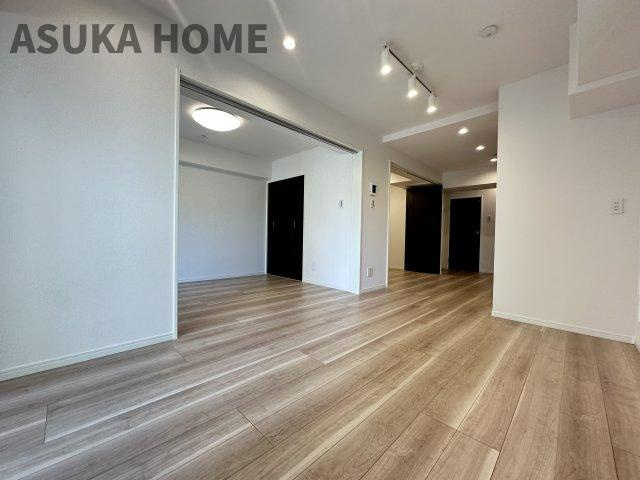 マンション長者町の居間・リビング|ご家族の時間を長く過ごすリビング。現地でしかわからない情報もあるので是非一度ご見学下さい。