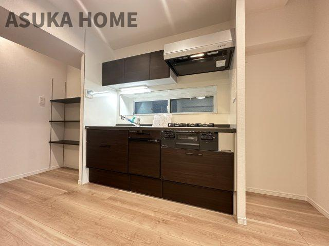 マンション長者町のキッチン|落ち着いた雰囲気のシステムキッチンが魅力的なキッチンスペースとなってます。