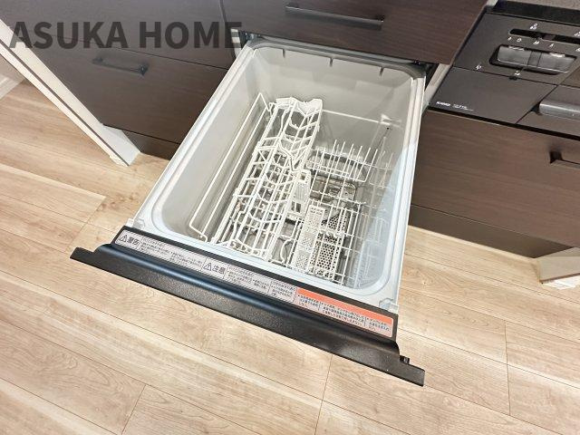 マンション長者町のキッチン|家事の時短にも役立つ食器洗浄乾燥機を標準装備。