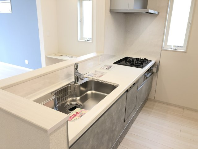 アイタウン前橋市朝日が丘町　新築戸建てのキッチン|【イメージ画像】人気のカウンターキッチン採用です☆
コンロも３口ご用意しています！調理スペースも広くストレスなくお料理できます。
浄水器つきなので美味しいお水も飲めますよ♪
収納も沢山ご用意しています