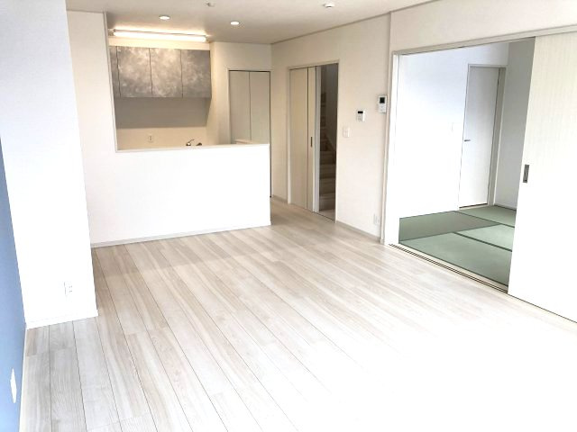 アイタウン前橋市朝日が丘町　新築戸建ての居間・リビング|【イメージ画像】ゆったり過ごせる16帖リビングです
人気の対面式キッチンを配した空間はお好みの家具も合わせやすく、家族がくつろぐ快適な空間造りをサポート。窓からは明るい陽光が差し込みます。