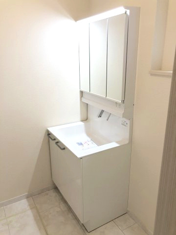 アイタウン前橋市朝日が丘町　新築戸建ての独立洗面台|【イメージ画像】シャワー水栓付き洗面台で朝の身支度もバッチリです！
洗面台には収納スペースもあり洗面室もすっきり片付きますよ
