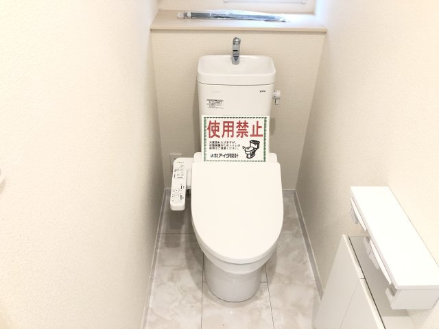 アイタウン前橋市朝日が丘町　新築戸建てのトイレ|【イメージ画像】1階トイレです。清潔感のある白を基調としています。
温水洗浄・便座暖房機能の付いた快適なトイレです☆