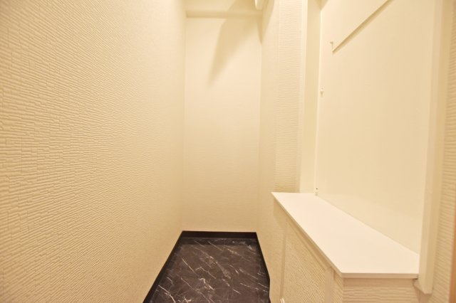 日商岩井中津マンションの収納|玄関横の収納スペースです。靴はもちろんのこと、土間続きなのでベビーカーのような大きな物も収納できます。