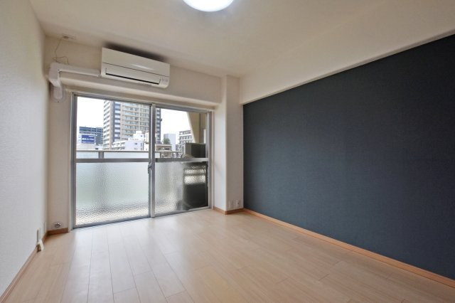 日商岩井中津マンションの寝室|洋室6帖
バルコニーに面した明るいお部屋です。