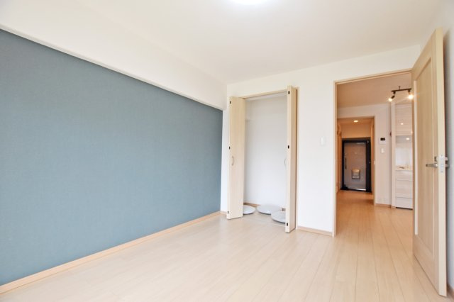日商岩井中津マンションの洋室|洋室6帖
アクセントクロスが空間にメリハリをつけて広がりを生んでいます。
