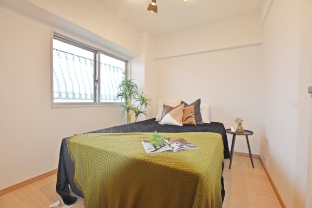 日商岩井中津マンションの子供部屋|洋室5帖
玄関横の部屋になります。
