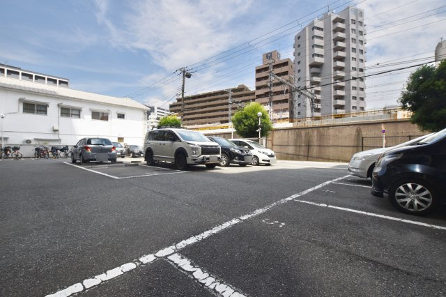 日商岩井中津マンションの駐車場|敷地内の駐車場です。
