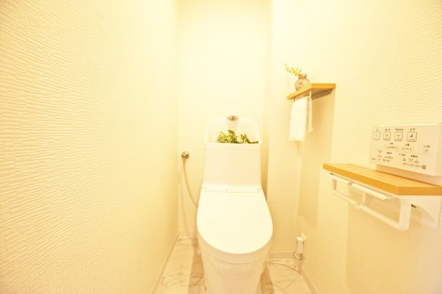日商岩井中津マンションのトイレ|一年を通して快適に利用できる温水洗浄便座付トイレです。