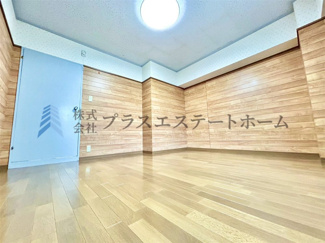 【洋室】 | ルモン舞子 | 約7.5帖の洋室♪木目調のフローリング材でナチュラルな見た目のため暖かく落ち着いた雰囲気のお部屋です