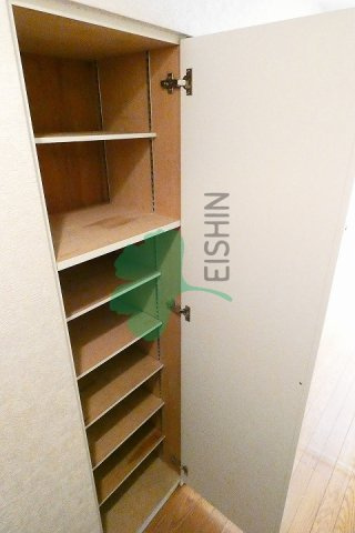 クレタ県庁前の内装