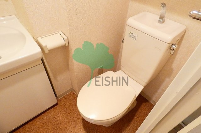 クレタ県庁前のトイレ|清潔感のあるトイレです。