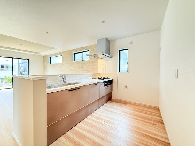 つくば市高見原9期　新築戸建て　1号棟のキッチン|家族とのコミュニケーションや小さいお子さんの様子を見守りながら安心して料理ができます。洗練されたスタイリッシュなデザインと使い勝手を追求した設備、豊富な収納力も大満足です。