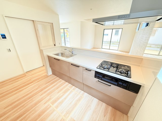 つくば市高見原9期　新築戸建て　1号棟のキッチン|家族とのコミュニケーションや小さいお子さんの様子を見守りながら安心して料理ができます。洗練されたスタイリッシュなデザインと使い勝手を追求した設備、豊富な収納力も大満足です。