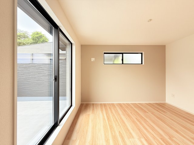 つくば市高見原9期　新築戸建て　1号棟の洋室|家具や小物を合わせやすいシンプルデザイン♪
広さや日当たりなど、写真では伝えきれない部分を現地で確認してみませんか？