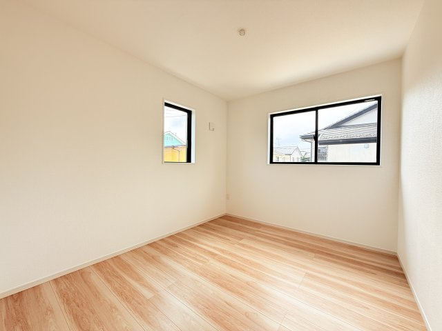 つくば市高見原9期　新築戸建て　1号棟の洋室|家具や小物を合わせやすいシンプルデザイン♪
広さや日当たりなど、写真では伝えきれない部分を現地で確認してみませんか？
