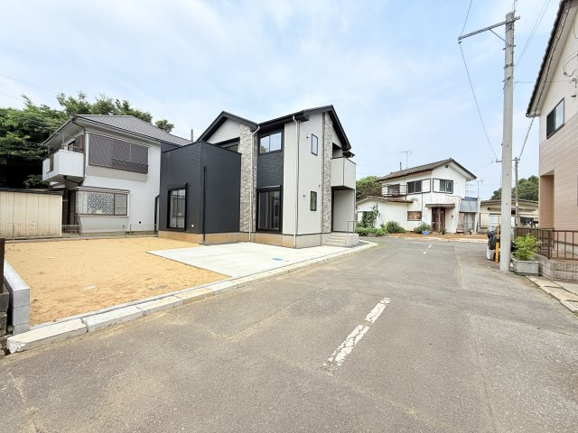 つくば市高見原9期　新築戸建て　1号棟の前面道路含む現地写真|実際に現地で周辺環境や街並み、近隣のスーパーや通学路の安全性、病院、公園・・・など生活のイメージをご確認ください！