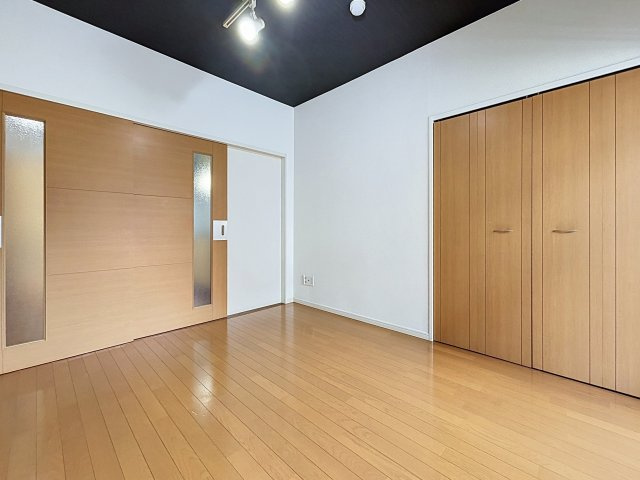 ラフィネ樺島の居間・リビング|5.8帖の洋室です