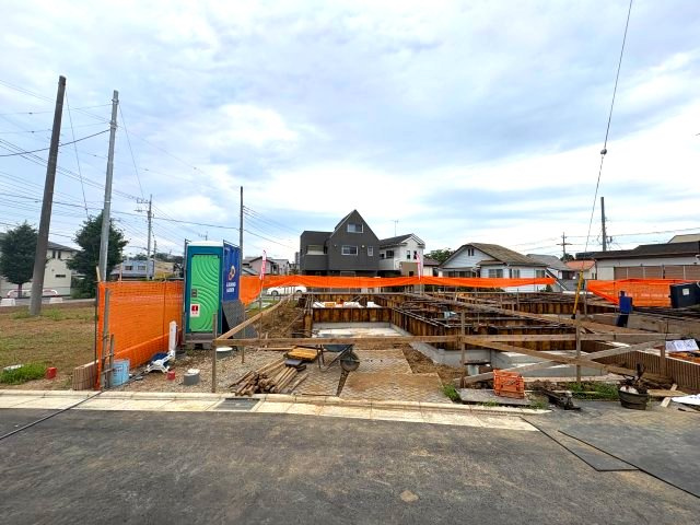 《仲介手数料半額》川越市小仙波町２丁目　2号棟の前面道路含む現地写真