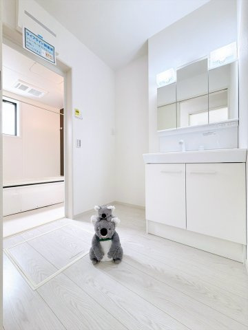 【独立洗面台】 | 高崎市棟高町　新築住宅 | 忙しい朝でも収納力のある洗面台で効率良く身支度ができます。大きな鏡で身だしなみチェックも。たくさんものを収納できるので水回りを清潔にきれいに保てます。