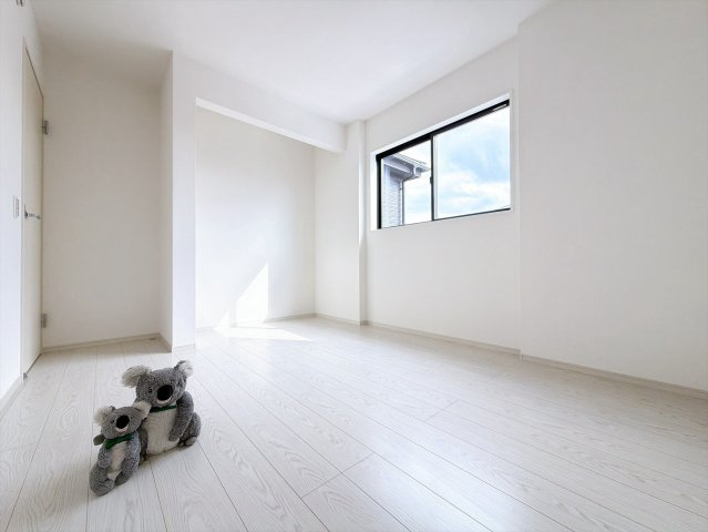 【洋室】 | 高崎市棟高町　新築住宅 | 窓からそそがれる暖かみのある明るい空間。広々としたプライベート空間で自分の時間を楽しめます。フローリング仕様で普段のお掃除も楽々です。