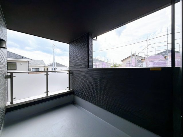【バルコニー】 | 高崎市棟高町　新築住宅 | ゆとりあるバルコニーは机やイスを並べて開放的な空間としても使用できそうですね！
お洗濯はもちろん読書やベランピングなど新居での夢が広がるバルコニーです！